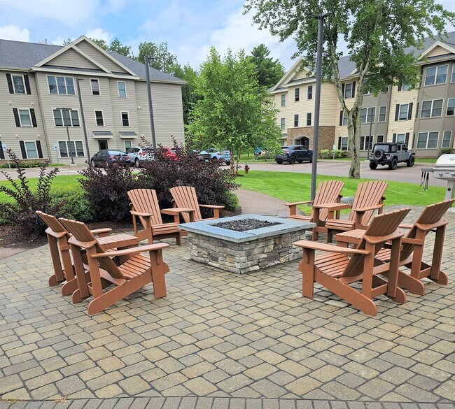 Building Photo - Village at Autumn Pond II: Corner 2 Bedroom/ 2 Bathroom Apartment with Oversized walk in closet