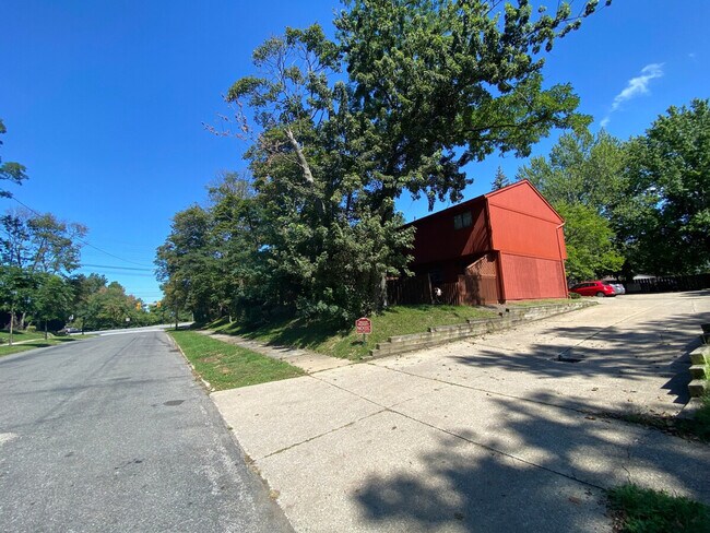 Building Photo - 1375 Rydalmount Rd