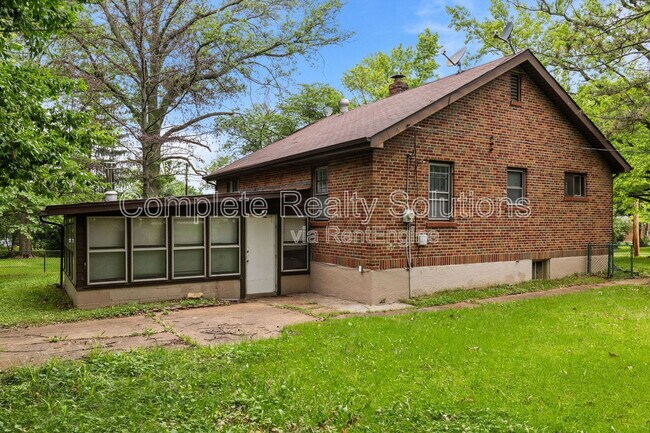Building Photo - 916 January Ave