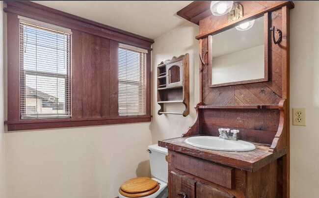 Building Photo - DNT-400 E Belle Terrace