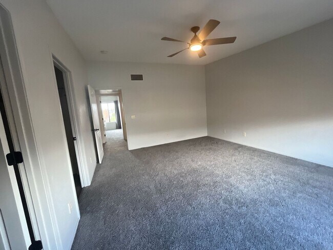 Building Photo - 3 bedroom 2.5 bath townhome for rent