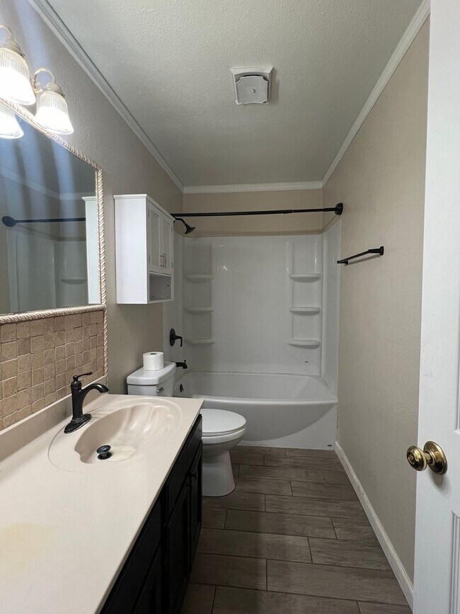 Building Photo - 2 Bed/1 Bath and much more! Move in Specials!