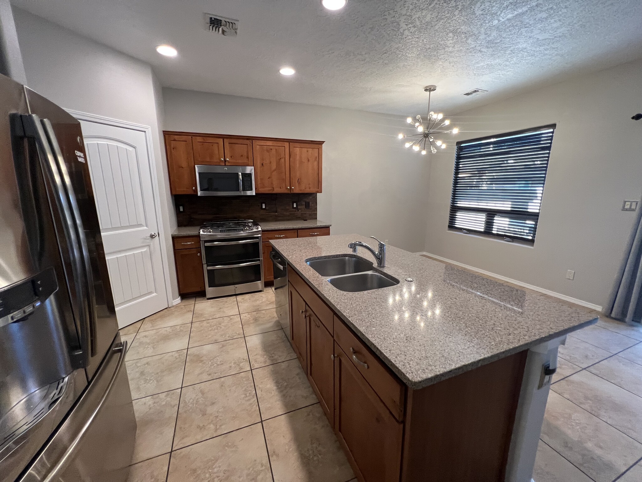 Spacious Kitchen - 1704 Band Saw Plz NW