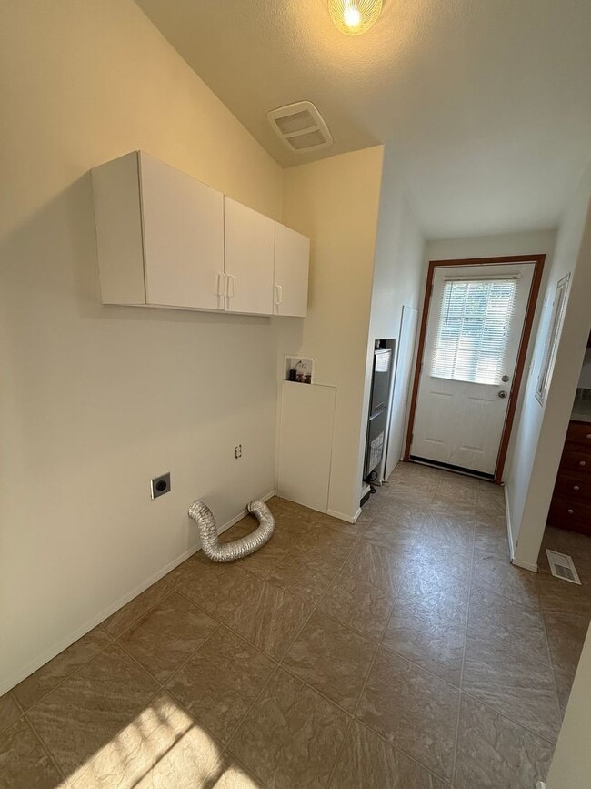 Building Photo - SPIRIT LAKE HOME (P#440)