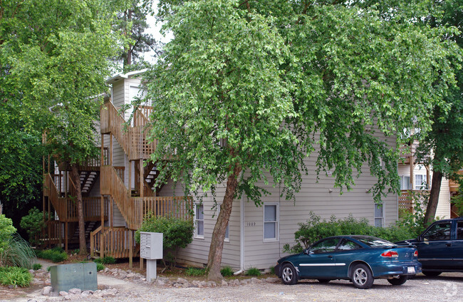 Primary Photo - Carlton Apartments