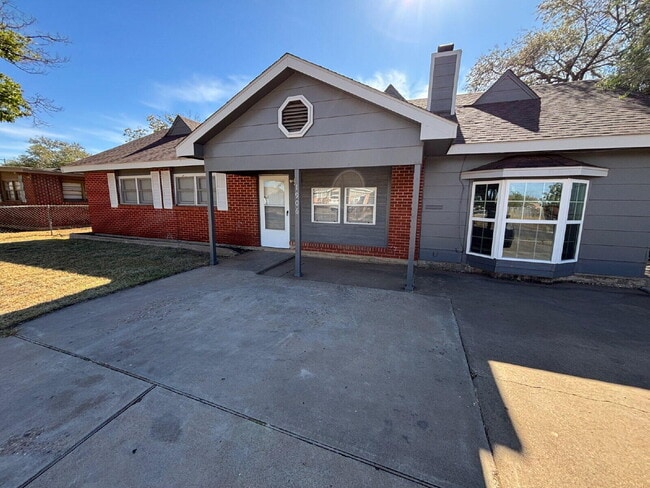 Primary Photo - 1906 E Baylor St