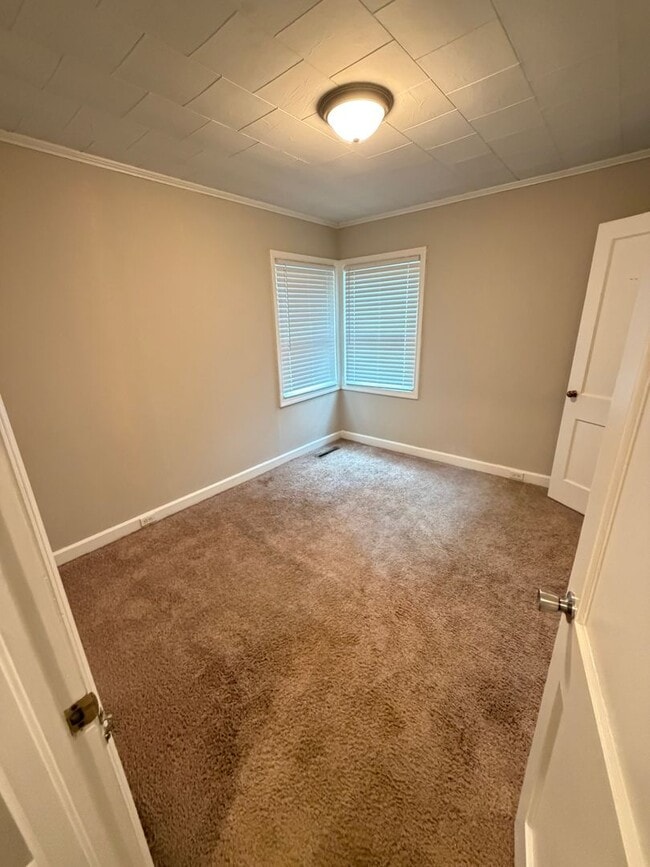 Building Photo - 3bd/2ba House in Jackson Park w/ Large Den, Back Porch, & Fenced Back Yard