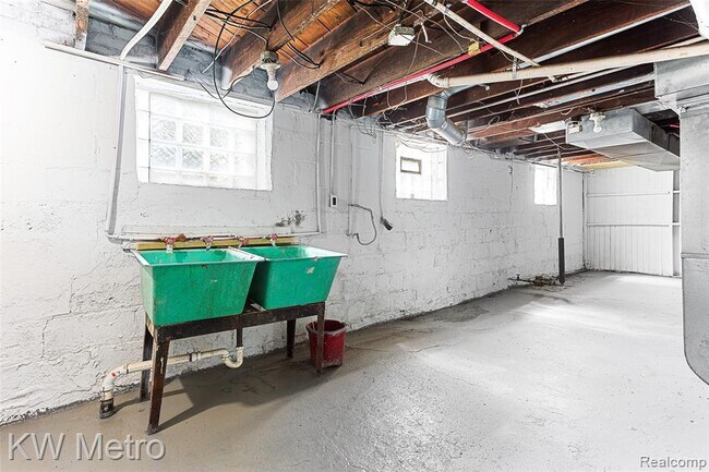 Building Photo - 1076 N Rademacher St