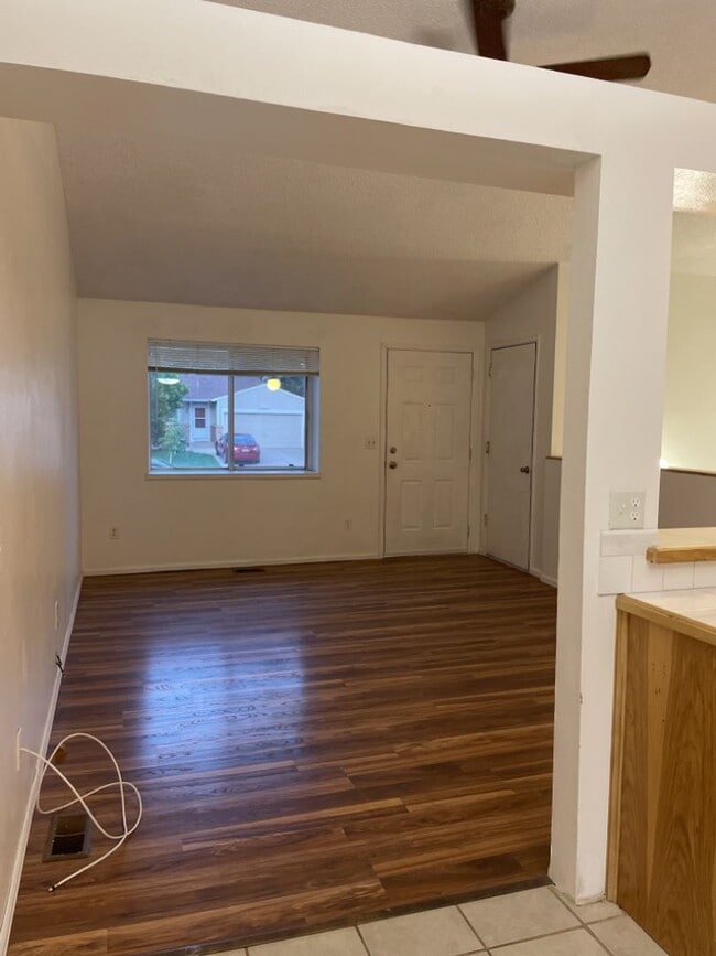 Building Photo - Start a Lease by 4/17 and get $250 off 1st Month!
