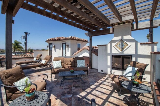 Building Photo - Prestigious Ocean View Retreat – Fully Rem...