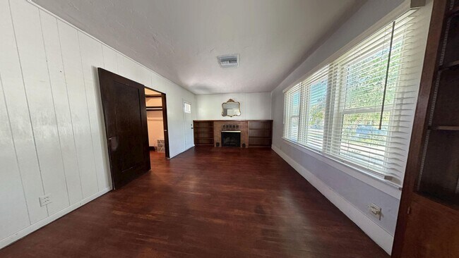 Building Photo - 1320 E Colton Ave