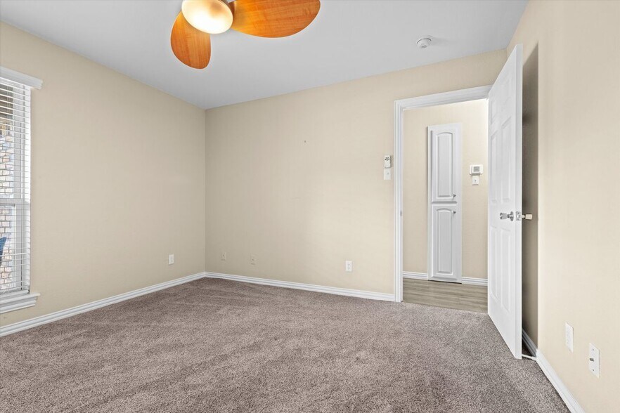 Building Photo - 839 Yellowstone Dr