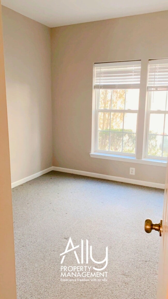 Building Photo - 908 Rainier Rd