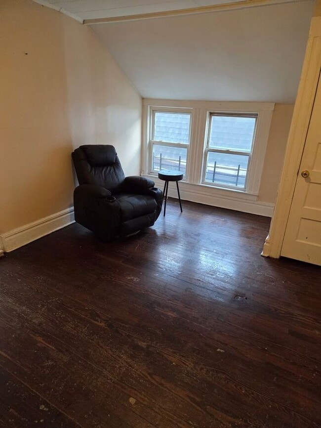 Building Photo - 3rd FL apt with private entrance, off St. parking available, heat included