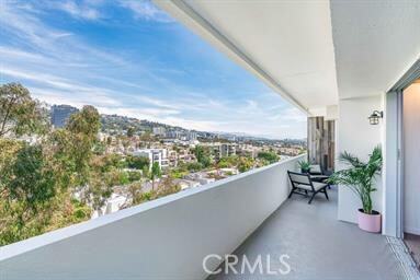 Building Photo - 838 N Doheny Dr