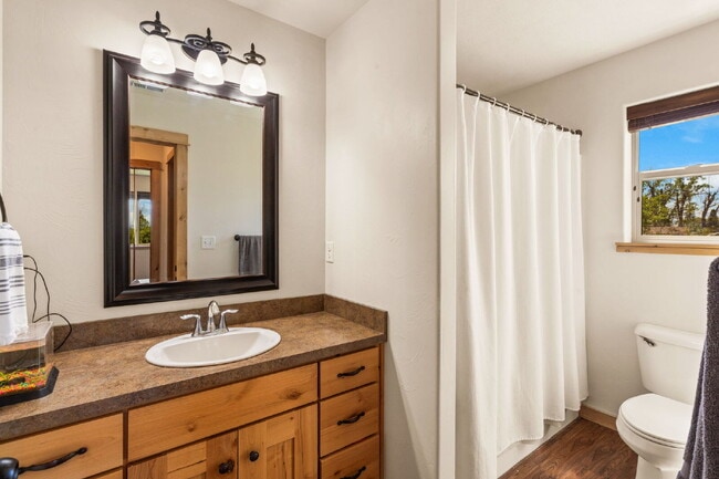 Building Photo - Spacious 3-Bed, 2-Bath Upper-Level Duplex