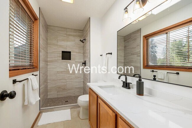 Building Photo - Beautiful 6 bed Highly Desirable Colbert Area!