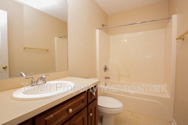 Building Photo - 39 Farmbrook Dr
