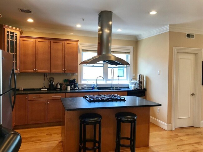 Building Photo - 360-362 Dorchester Street Unit 3