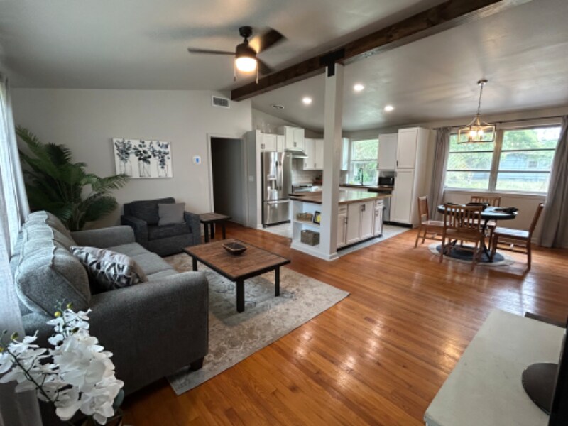 Building Photo - 7424 Roslyn Rd