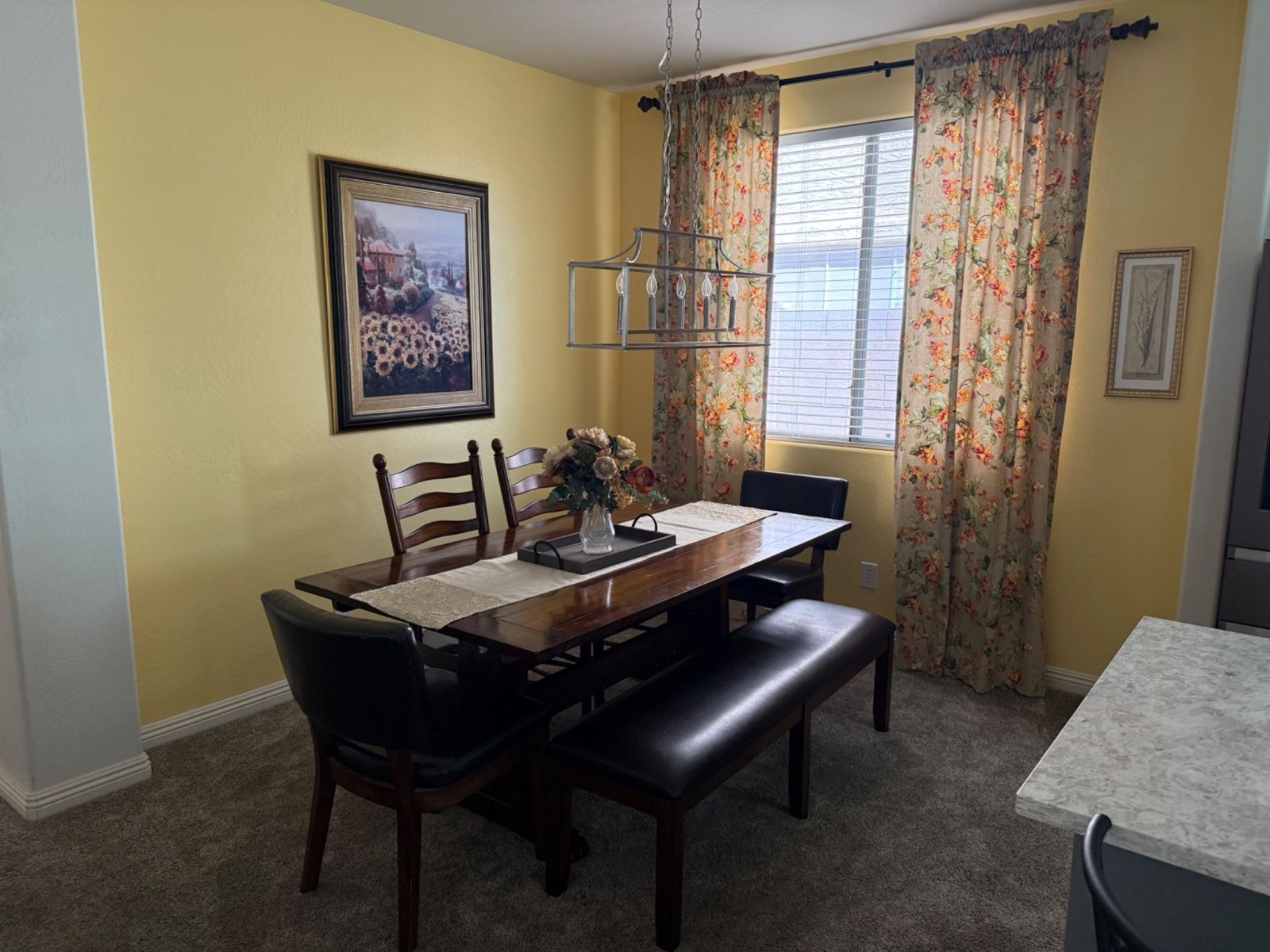 Dining area - 900 W Broadway Ave