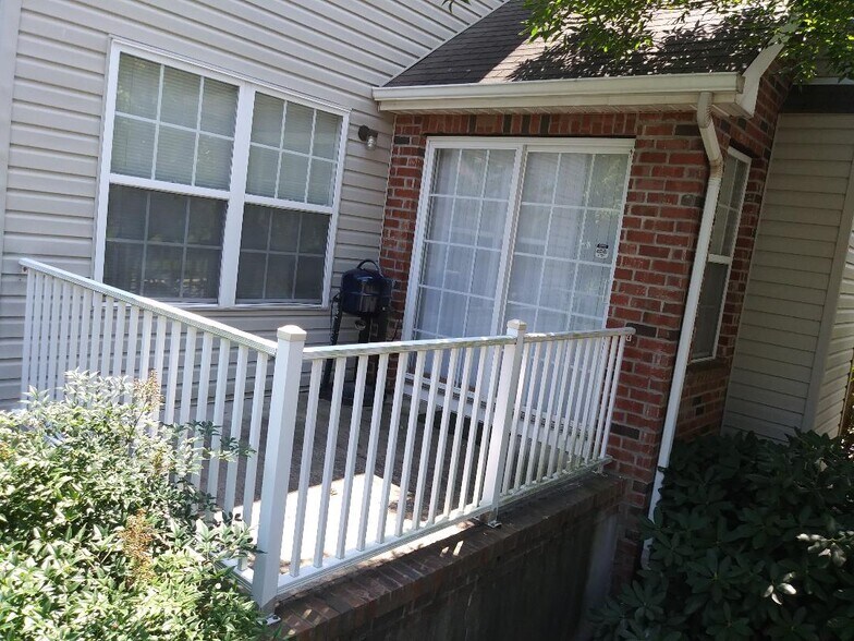 Building Photo - 424 Lackland Ave