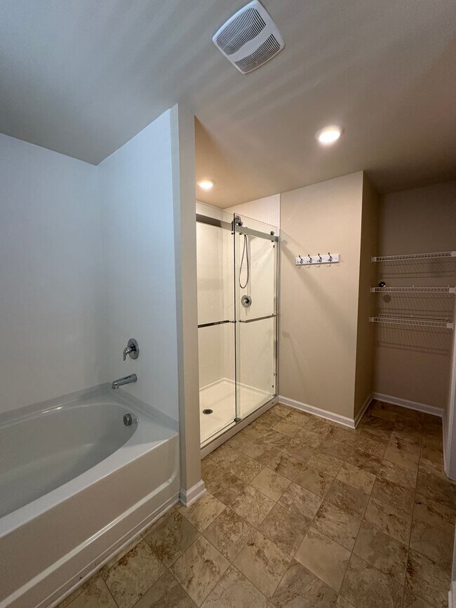 Building Photo - 4 Bedroom home in Gainesville!