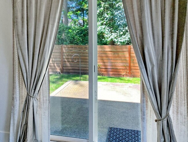 Building Photo - 4Bd/2.5Ba Renton Home