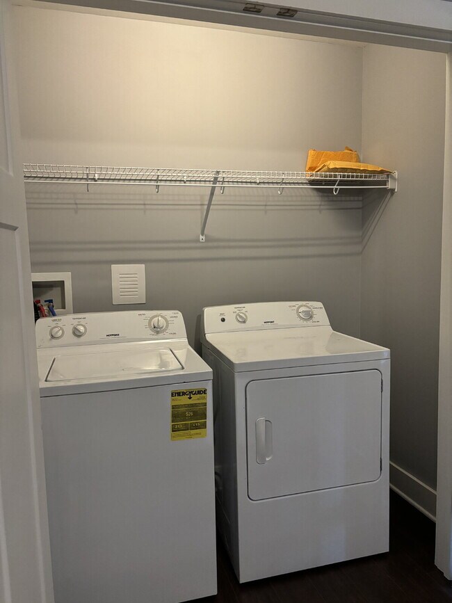 Building Photo - $500 Discount 1st month - 3 bedrooms/2.5 b...