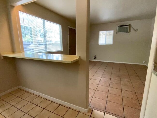 Building Photo - Absolutely ADORABLE/Spacious 2/2 Duplex!  ...