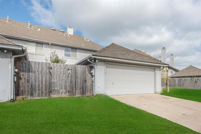 Building Photo - 1241 El Camino Village Dr