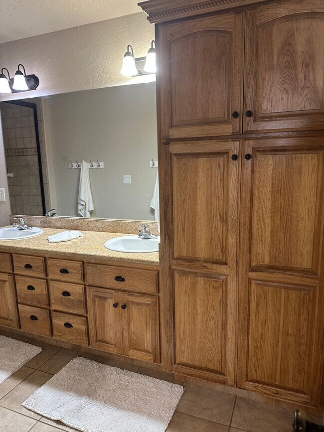 Building Photo - Amazing Price! Amazing Location!