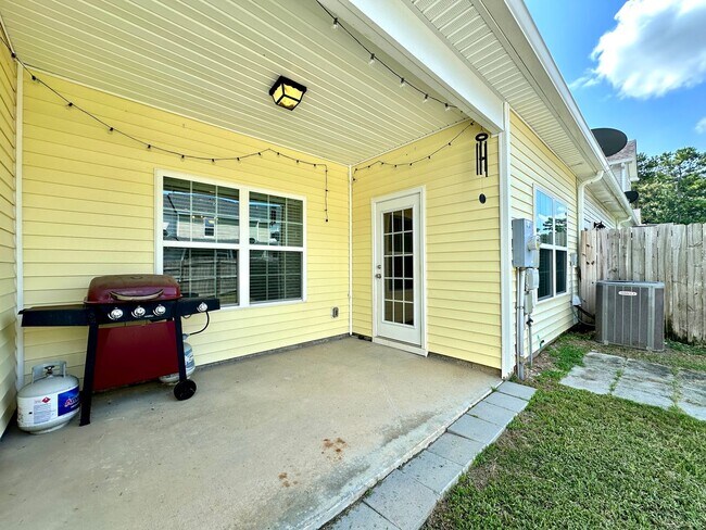 Building Photo - 3 Bed 2 Bath Townhome Located in Cokers Commons in Goose Creek!