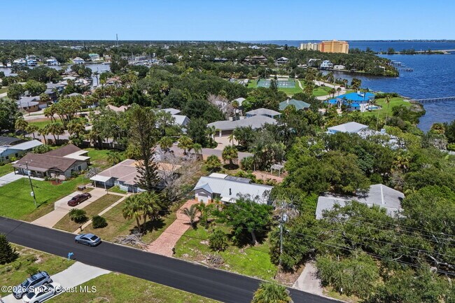 Building Photo - 394 Royal Palm Dr