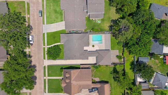 Building Photo - 1614 Droxford Dr