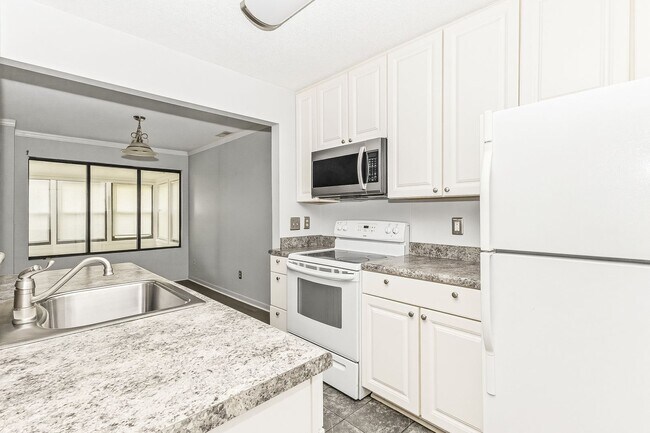 Building Photo - Open Concept Condo! 2 Bedrooms & 2.5 Baths!