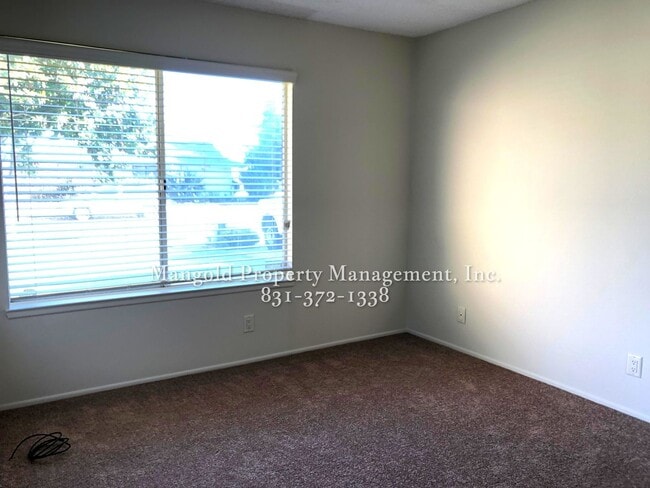 Building Photo - Spacious 3-Bed 2-Bath Home in South Salinas Neighborhood with Large Fenced Yard and Fireplace