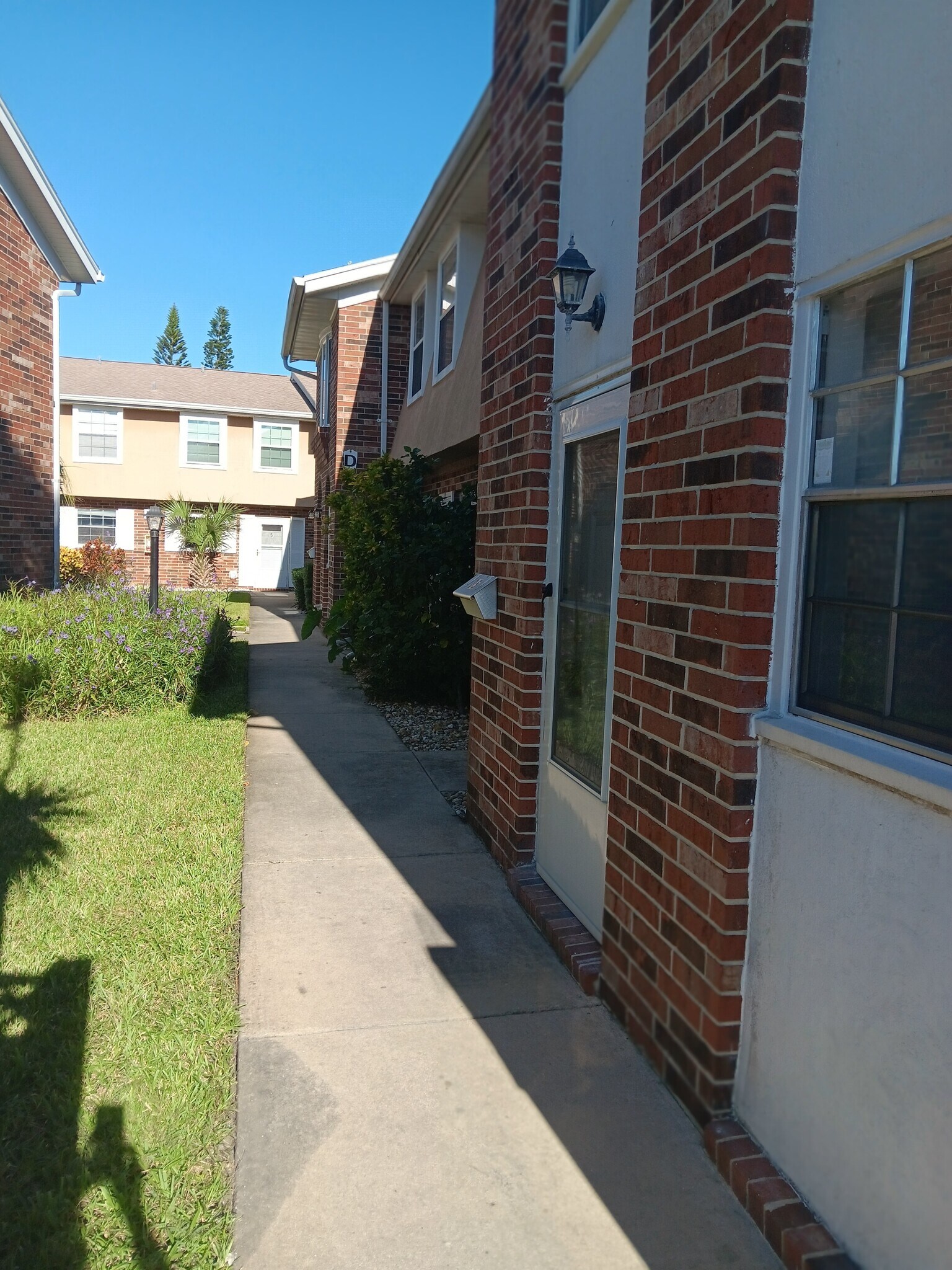 Building Photo - 2200 S Palmetto Ave
