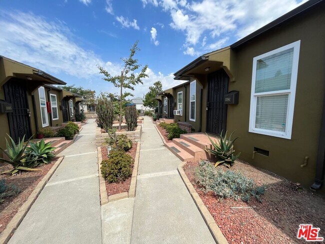 Building Photo - 1336 Ocean Park Blvd