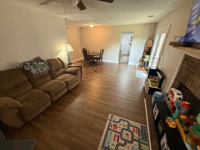 Building Photo - 117 Crossbrook Dr