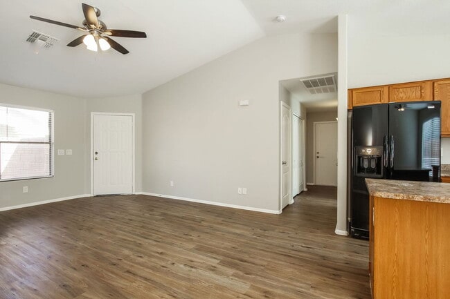 Building Photo - 11017 W Wilshire Dr