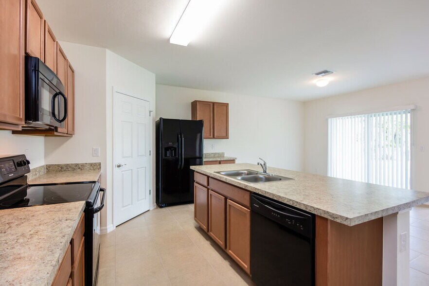 Building Photo - 4413 SW 15th Ave