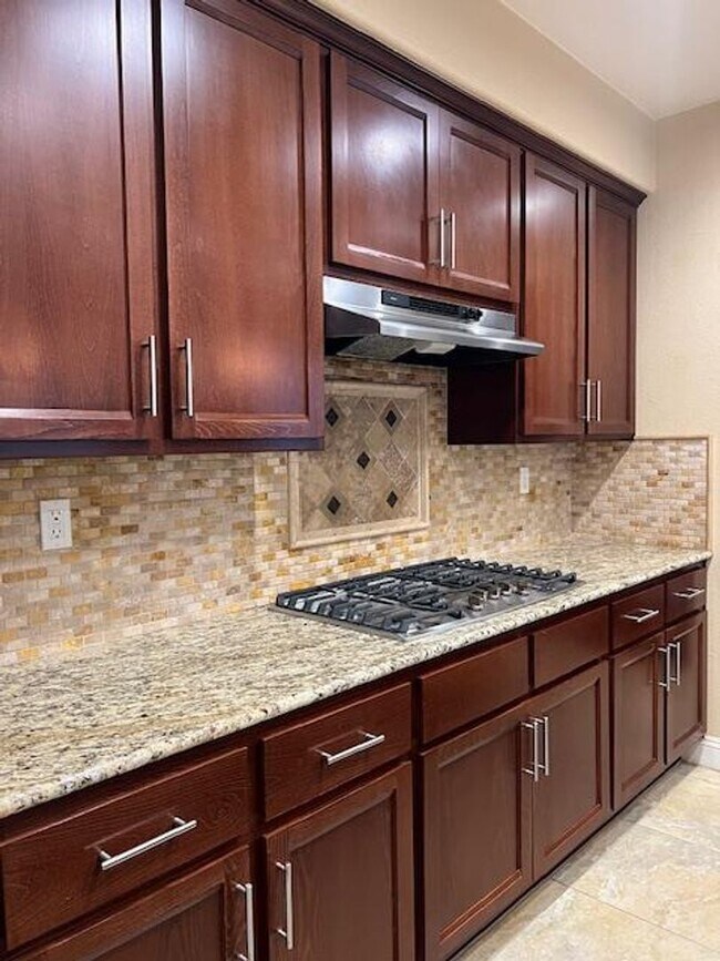Building Photo - STUNNING & SPACIOUS 4 BEDROOM IN W. ROSEVI...