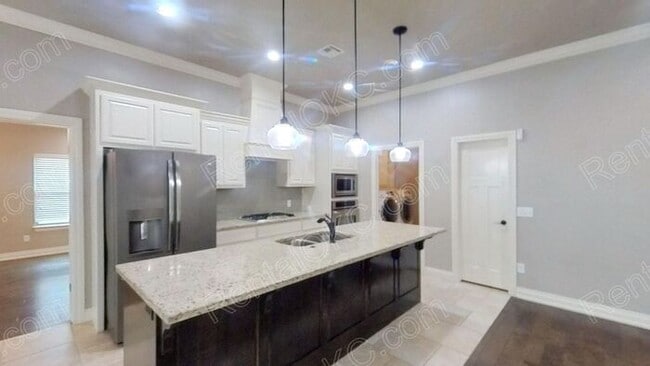 Building Photo - Super 4 bed 2 bath on the Southwest side.