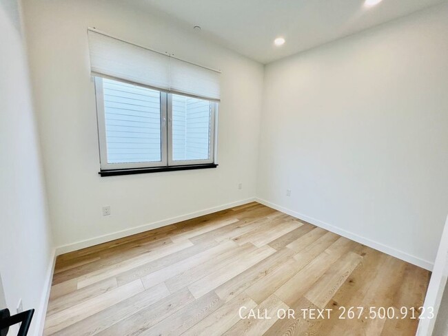 Building Photo - Gorgeous unit with W/D! Schedule your tour...