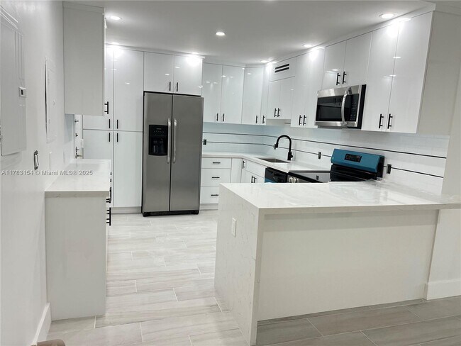 Building Photo - 575 Crandon Blvd