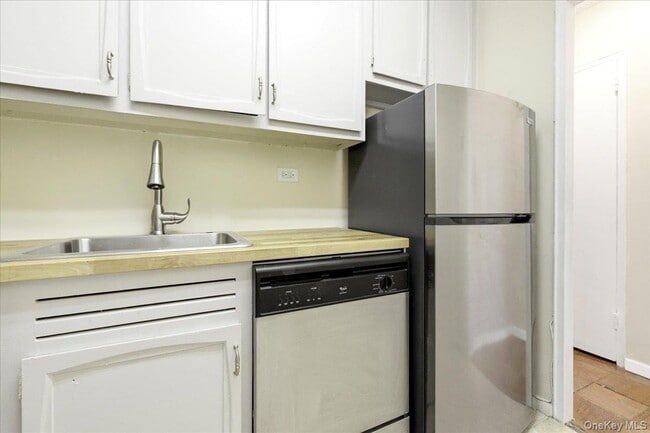 Building Photo - 70-25 Yellowstone Blvd