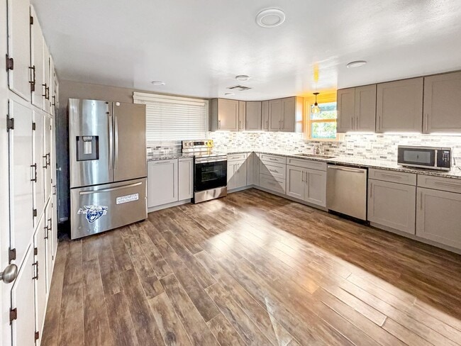 Building Photo - 829 W Madison Ave