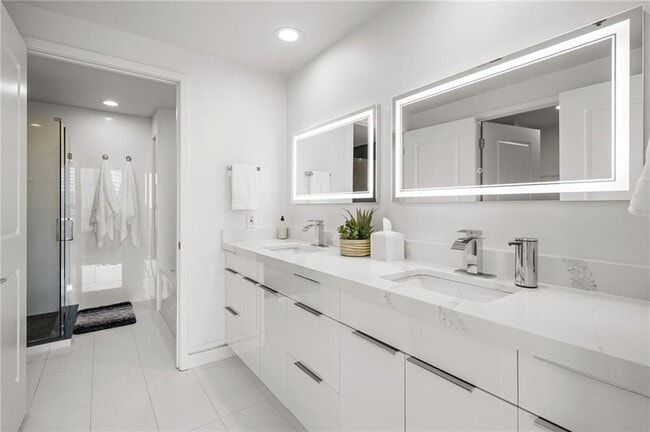 Building Photo - 3338 Peachtree Rd NE