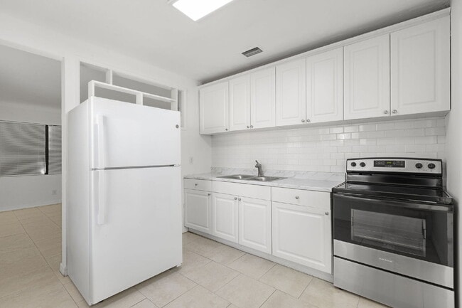 Building Photo - Home For Rent in St Pete!
